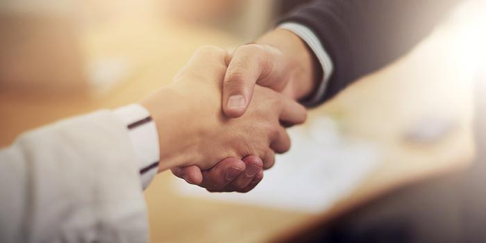 Cropped shot of two businesspeople shaking handshttp://195.154.178.81/DATA/i_collage/pi/shoots/805355.jpg