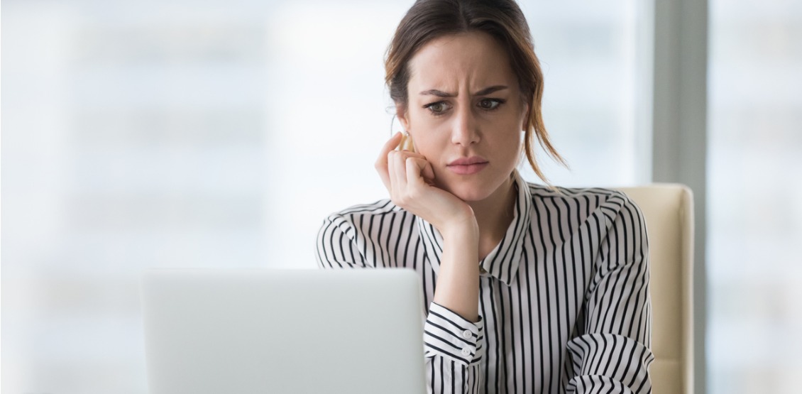 confused-businesswoman-annoyed-by-online-problem-looking-at-laptop-picture-id1129638586