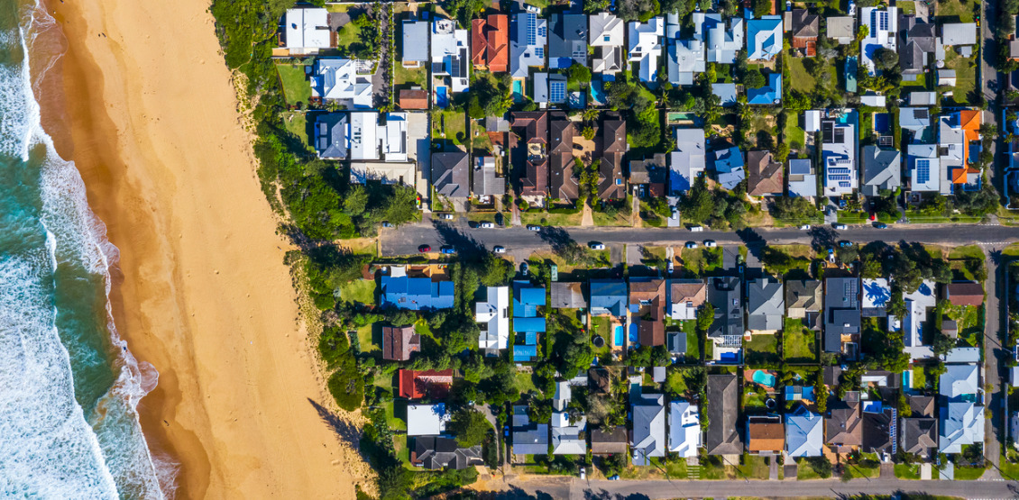coastal-suburb-overhead-perspective-roof-tops-picture-id1302340306